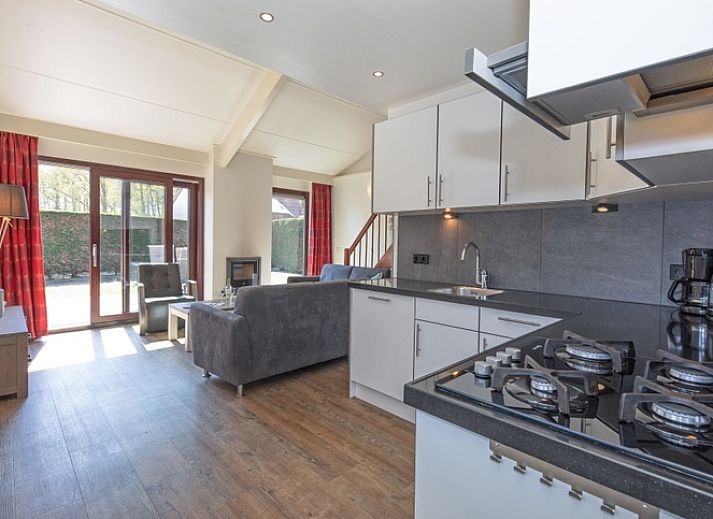 Zonnig terras bij Vakantiehuis Gortersmient 328 in De Dennen, Texel met comfortabele zitplek.