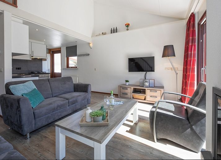 Vakantiehuis Gortersmient 328 in De Dennen, Texel met ruime buitenruimte en tuinmeubilair.