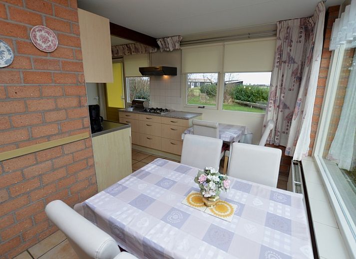 Gezellige woonkamer van Bungalow Verste Coogh 140 in De Dennen, Texel met comfortabele banken.