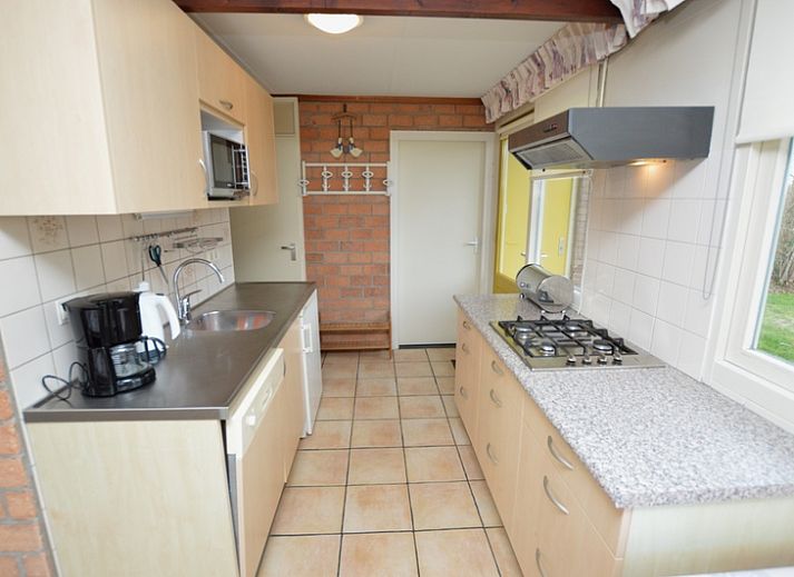 Gezellige woonkamer van Bungalow Verste Coogh 140 in De Dennen, Texel met comfortabele banken.