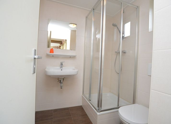 Gezellige woonkamer van Bungalow Verste Coogh 140 in De Dennen, Texel met comfortabele banken.