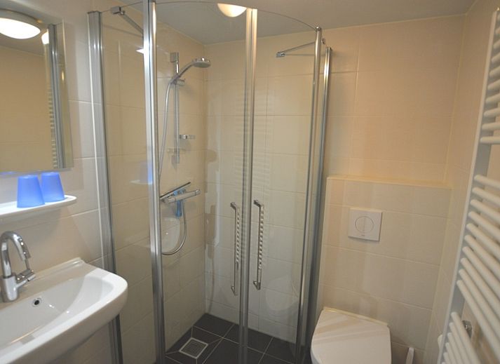 Ruime binnenruimte van Bungalow Verste Coogh 140 in De Dennen, Texel met uitzicht op de tuin.