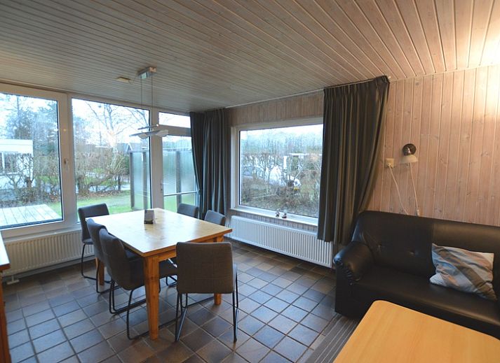 Gemuetliches Wohnzimmer des Ferienhauses Tempelierweg 37 in De Dennen, Texel mit Essecke.