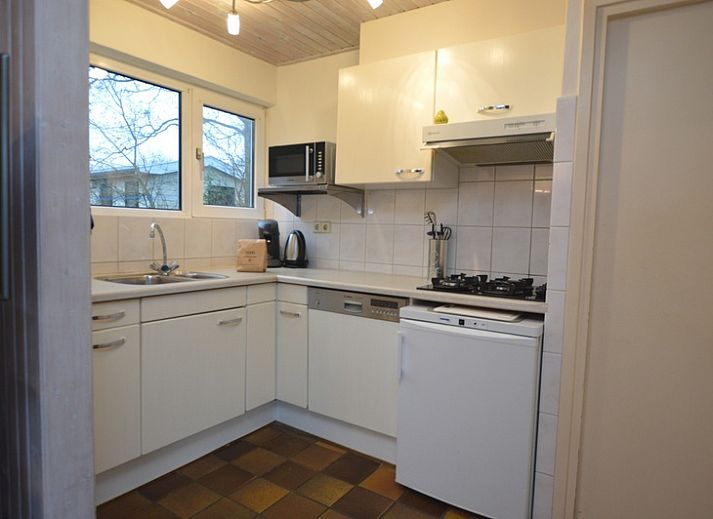 Gemuetliches Wohnzimmer des Ferienhauses Tempelierweg 37 in De Dennen, Texel mit Essecke.