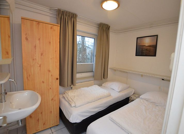 Gemuetliches Wohnzimmer des Ferienhauses Tempelierweg 37 in De Dennen, Texel mit Essecke.