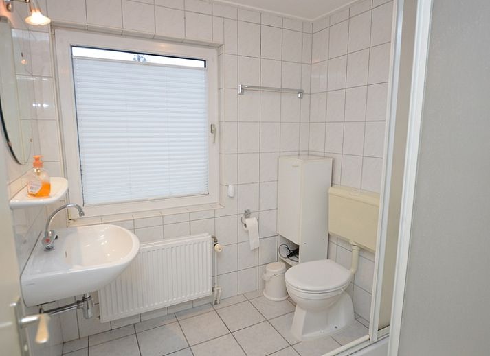 Gemuetliches Wohnzimmer des Ferienhauses Tempelierweg 37 in De Dennen, Texel mit Essecke.