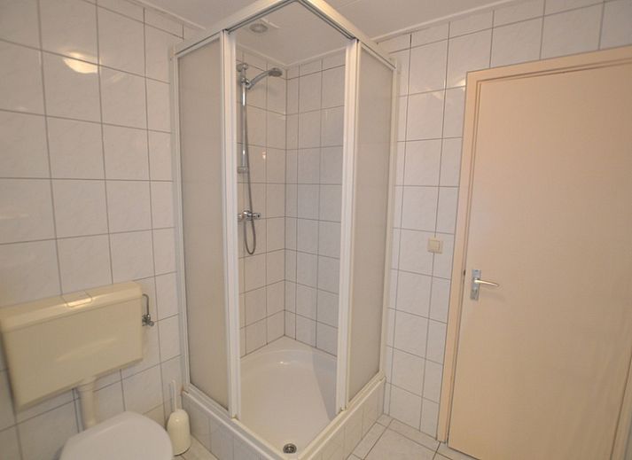 Gemuetliches Wohnzimmer des Ferienhauses Tempelierweg 37 in De Dennen, Texel mit Essecke.