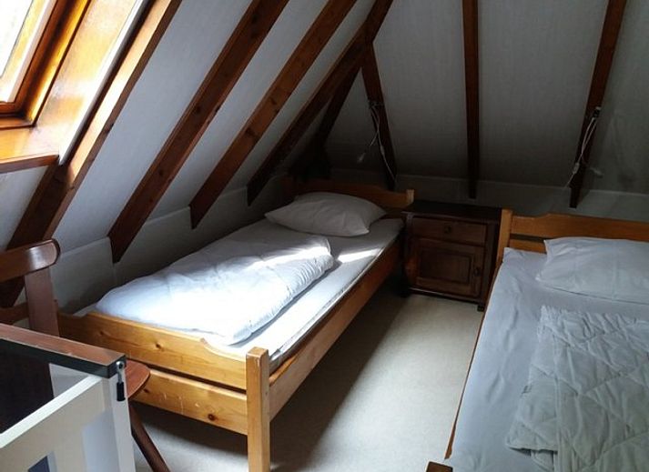 Gemuetliches Wohnzimmer in Bollenveld - de Iris, Ferienhaus De Dennen, Texel mit bequemer Sitzecke und Fernseher.