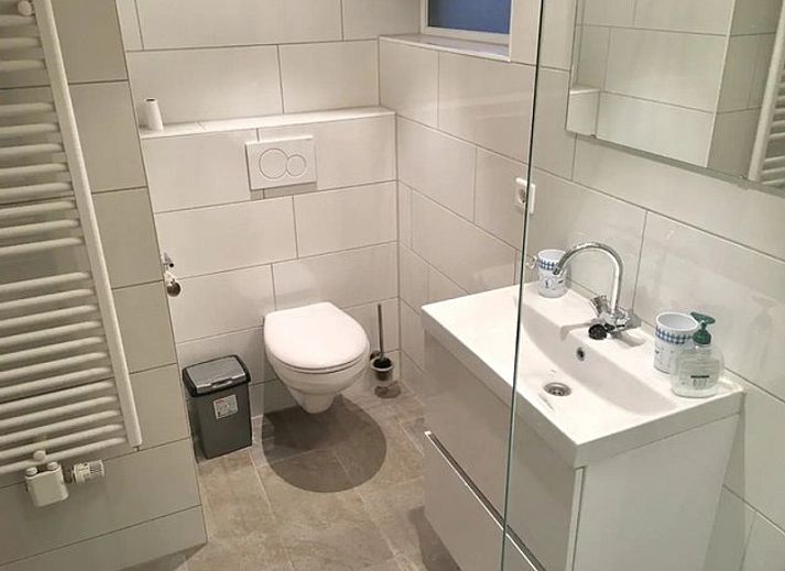 Essecke in Bollenveld - the Iris holiday home, De Dennen, Texel mit grossem Tisch und Lederstuehlen fuer gemuetliche Abendessen.