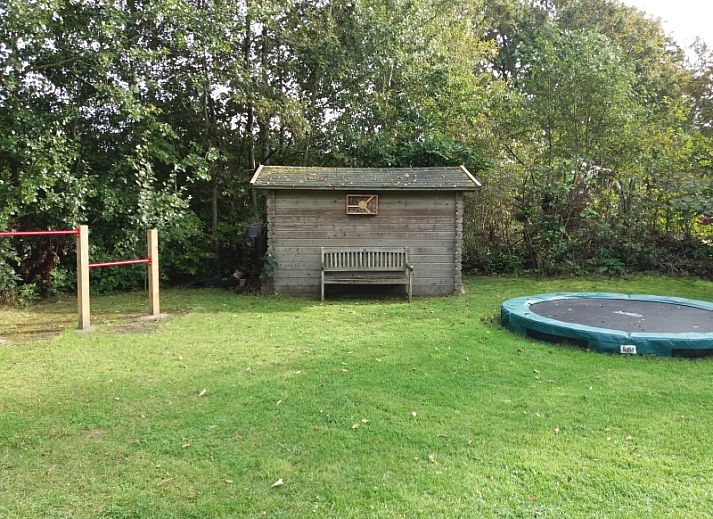 Terrasse des Ferienhauses Bollenveld - de Tulp in De Dennen, Texel mit bequemen Sitzgelegenheiten.