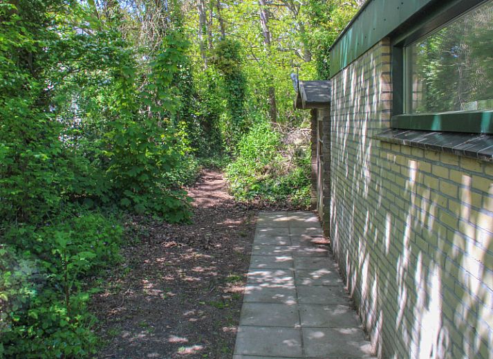 Terrasse des Ferienhauses Bollenveld - de Tulp in De Dennen, Texel mit bequemen Sitzgelegenheiten.