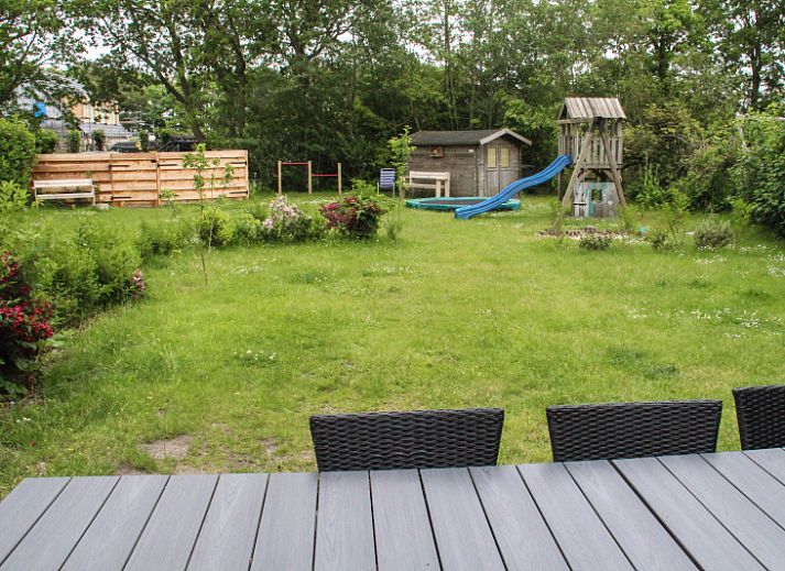 Terrasse des Ferienhauses Bollenveld - de Tulp in De Dennen, Texel mit bequemen Sitzgelegenheiten.