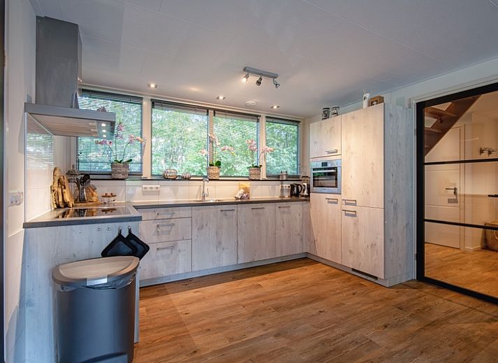 Ferienhaus de Witte Parel im Bungalowpark De Parel, Texel, mit sonniger Terrasse und gruener Umgebung in De Dennen, Watteninseln.