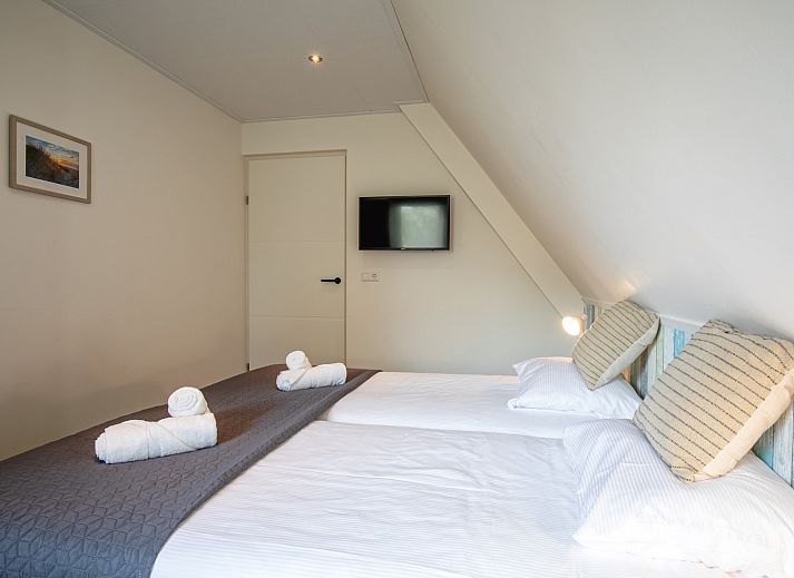 Gemuetliches Wohnzimmer des Ferienhauses The White Pearl im Bungalowpark De Parel, De Dennen, Texel, mit komfortabler Sitzecke und moderner Moeblierung.