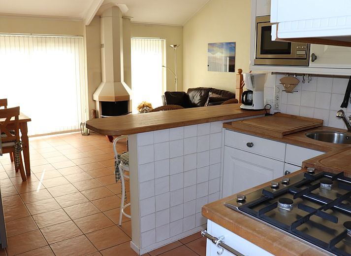 Knusse woonkamer met open haard in Vakantiehuis Gortersmient 264, De Dennen, Texel.