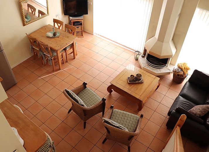 Knusse woonkamer met open haard in Vakantiehuis Gortersmient 264, De Dennen, Texel.