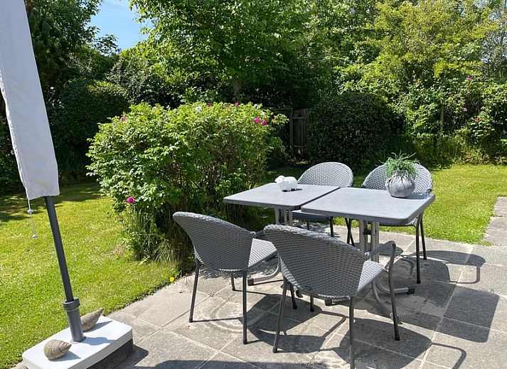 Charming vacation home Vakantiepark de Bremakker in De Dennen Texel with natural surroundings.