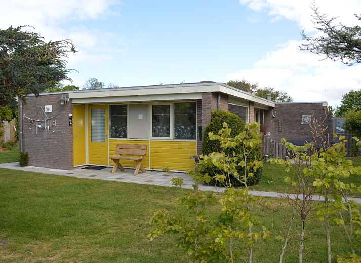 Bungalow Verste Coogh 66 in De Dennen, Texel, met groene tuin en uitnodigend terras.