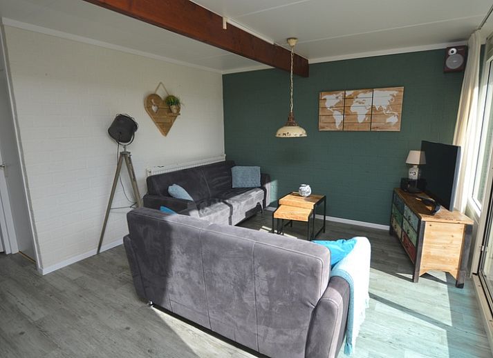 Bungalow Verste Coogh 66 in De Dennen, Texel, met groene tuin en uitnodigend terras.