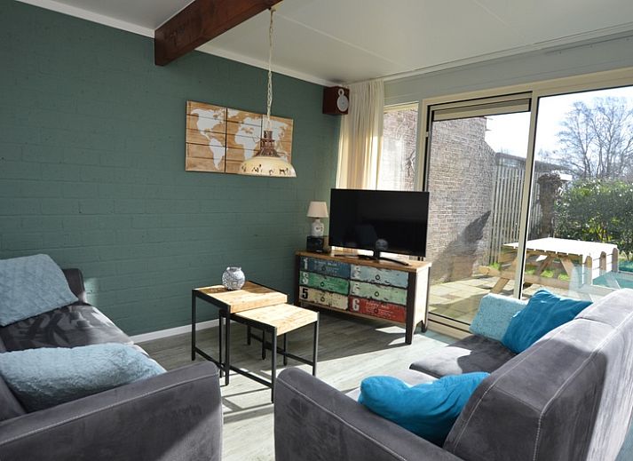 Bungalow Verste Coogh 66 in De Dennen, Texel, met groene tuin en uitnodigend terras.