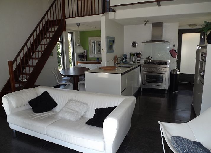 Geniet van de rust op het terras van Vakantiehuis Gortersmient 254 in De Dennen, Texel, een sfeervol vakantiehuis op de Waddeneilanden.