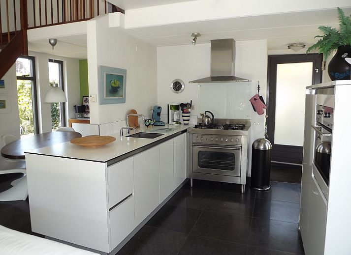 Geniet van de rust op het terras van Vakantiehuis Gortersmient 254 in De Dennen, Texel, omgeven door natuur en zonnige buitenruimte.