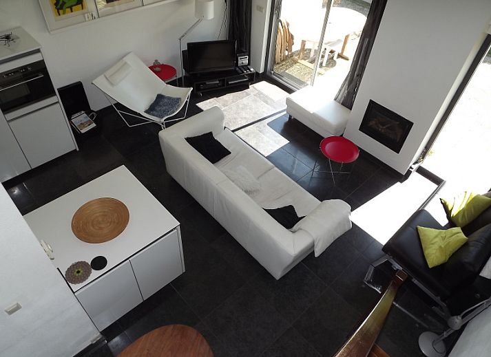 Geniet van de rust op het terras van Vakantiehuis Gortersmient 254 in De Dennen, Texel, omgeven door natuur en zonnige buitenruimte.