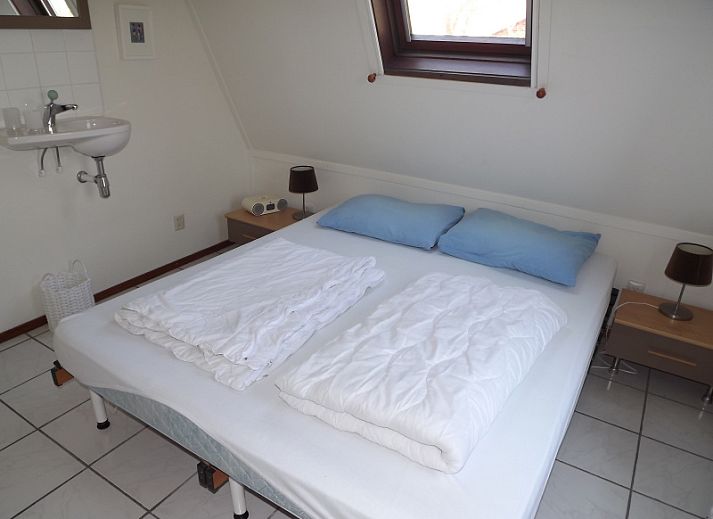 Geniet van de rust op het terras van Vakantiehuis Gortersmient 254 in De Dennen, Texel, omgeven door natuur en zonnige buitenruimte.