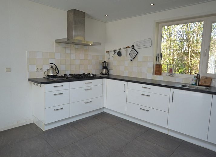 Helles Wohnzimmer des Ferienhauses de Parel 190 in De Dennen, Texel mit gemuetlicher Sitzecke.