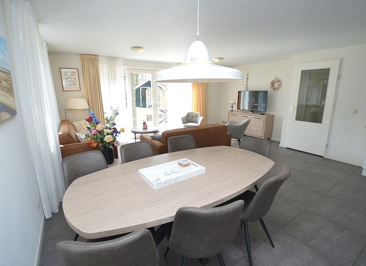 Helles Wohnzimmer des Ferienhauses de Parel 190 in De Dennen, Texel mit gemuetlicher Sitzecke.