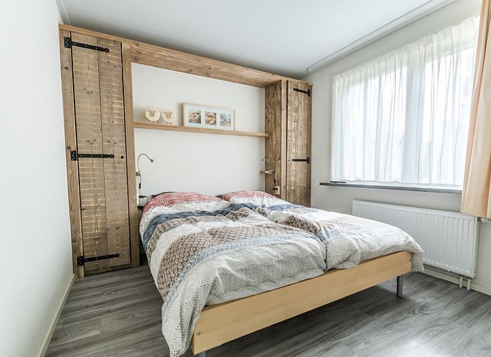 Helles Wohnzimmer des Ferienhauses de Parel 190 in De Dennen, Texel mit gemuetlicher Sitzecke.