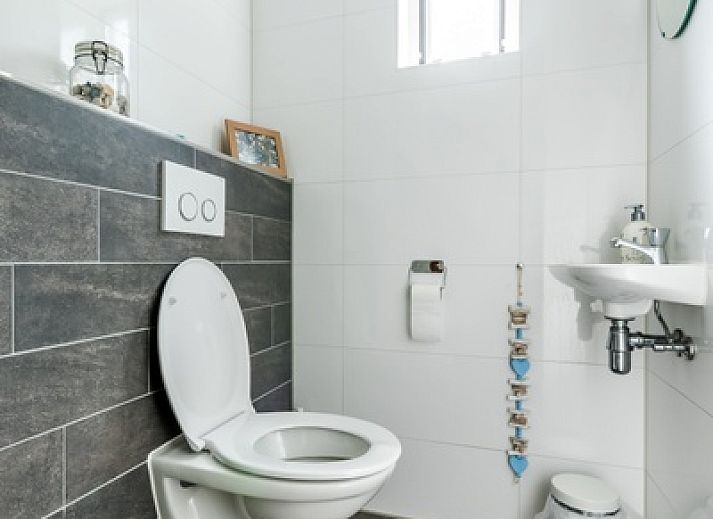 Helles Wohnzimmer des Ferienhauses de Parel 190 in De Dennen, Texel mit gemuetlicher Sitzecke.