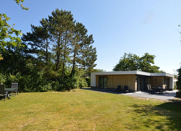 Der Bungalow 't Hoogelandt 58 in De Dennen, Texel, bietet einen grossen Garten und eine Terrasse inmitten der Natur.