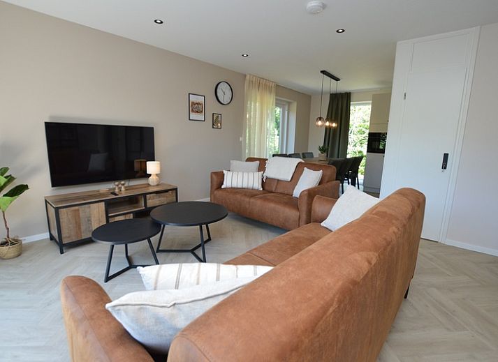 Der Bungalow 't Hoogelandt 58 in De Dennen, Texel, bietet einen grossen Garten und eine Terrasse inmitten der Natur.