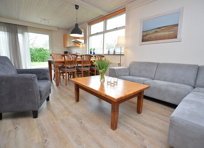 Ferienhaus Iris in De Dennen, Texel mit sonniger Terrasse und gruenem Garten zum Entspannen.