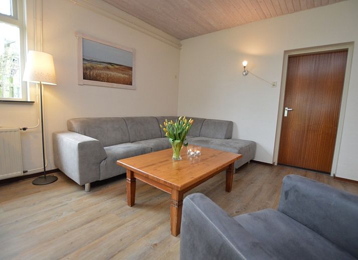 Ferienhaus Iris in De Dennen, Texel mit sonniger Terrasse und gruenem Garten zum Entspannen.