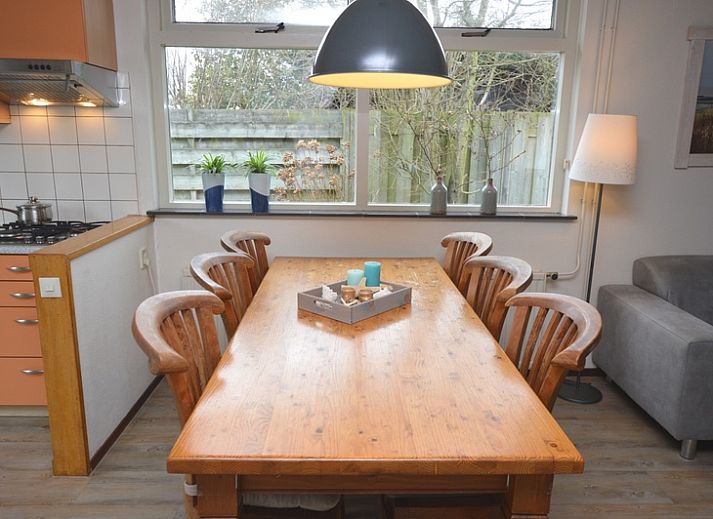 Ferienhaus Iris in De Dennen, Texel mit sonniger Terrasse und gruenem Garten zum Entspannen.