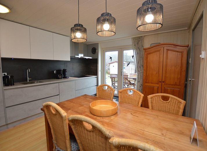 Gemuetliches Wohnzimmer des Ferienhauses de Parel 206 in De Dennen, Texel mit bequemen Sofas.