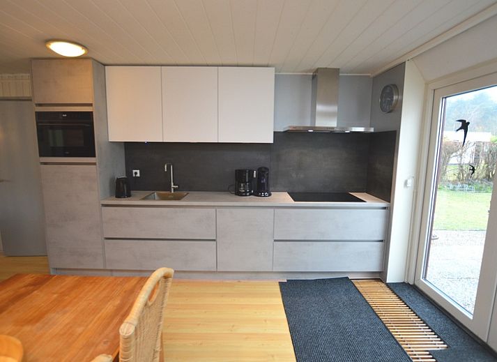 Gemuetliches Wohnzimmer des Ferienhauses de Parel 206 in De Dennen, Texel mit bequemen Sofas.