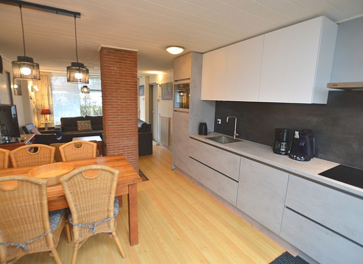 Gemuetliches Wohnzimmer des Ferienhauses de Parel 206 in De Dennen, Texel mit bequemen Sofas.