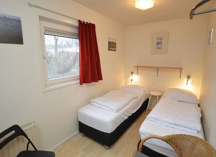 Gemuetliches Wohnzimmer des Ferienhauses de Parel 206 in De Dennen, Texel mit bequemen Sofas.