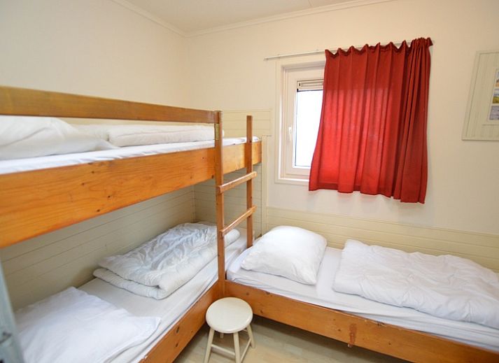 Innenbereich des Ferienhauses de Parel 206 in De Dennen, Texel mit Sitzecke und viel Tageslicht.