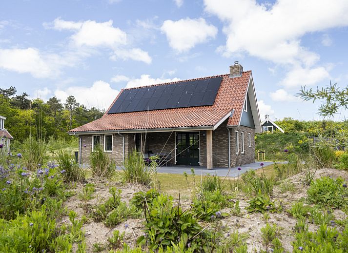 Golden Raand vacation home in De Dennen, Texel with modern architecture and sunny roof panels.