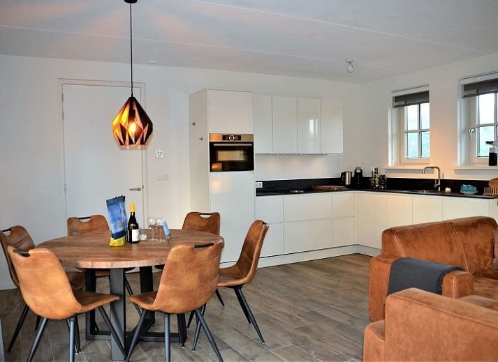 Golden Raand vacation home in De Dennen, Texel with modern architecture and sunny roof panels.