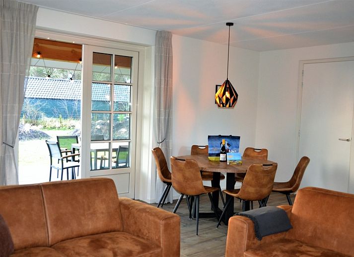 Golden Raand vacation home in De Dennen, Texel with modern architecture and sunny roof panels.