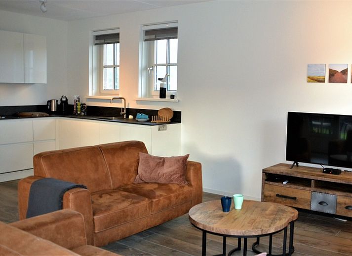 Golden Raand vacation home in De Dennen, Texel with modern architecture and sunny roof panels.