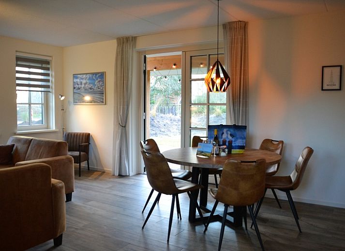 Stylish kitchen and dining area in vacation home Golden Raand, De Dennen, Texel.