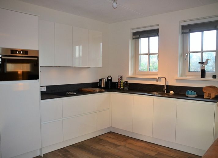 Stylish kitchen and dining area in vacation home Golden Raand, De Dennen, Texel.