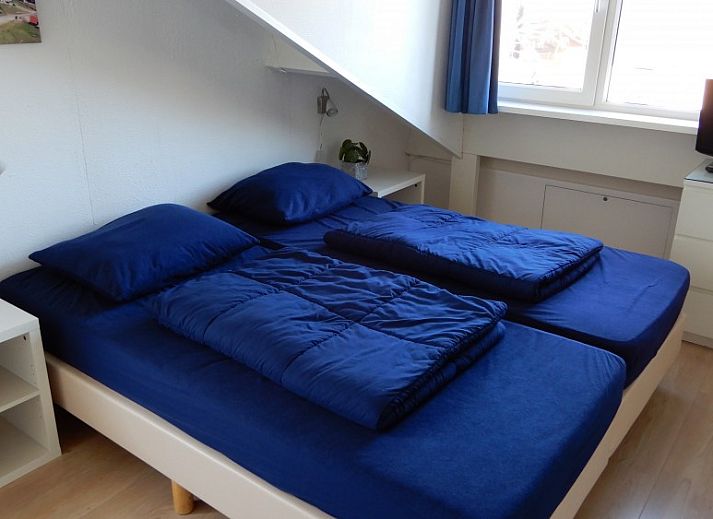 Terras van Villata vakantiehuis op Texel met tuintafel en glazen schuifdeuren.