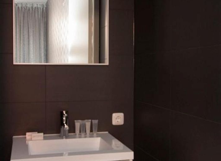 Staedtisches Gaestehaus By Peek in Sneek, Friesland, mit charmanten roten Fensterlaeden und historischer Fassade.